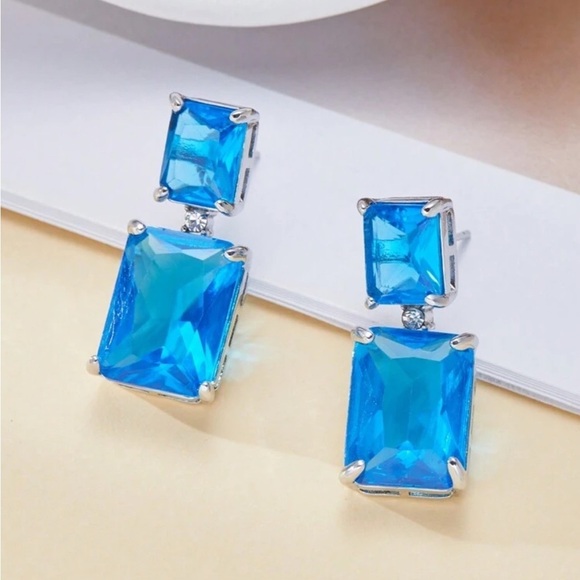 Elegant Blue Natural Crystal Earrings - Picture 3 of 5
